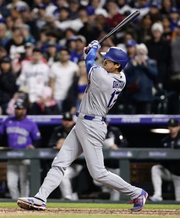 ロッキーズ戦の9回、右前打を放つドジャース・大谷。昨季から50試合連続出塁となった=デンバー(共同)