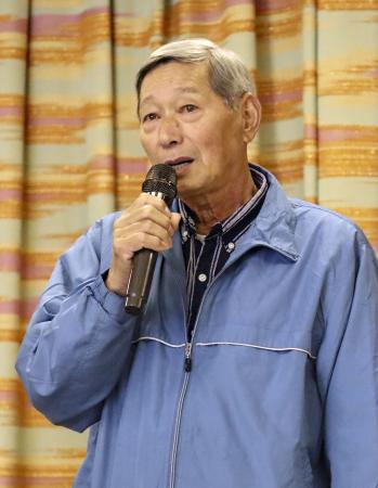福岡高裁判決を前に開かれた集会で発言する原告団長の佐藤英樹さん＝１１日、熊本県水俣市