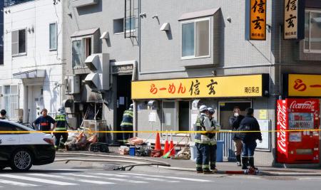 　火災があった「らーめん信玄　南６条店」＝１９日午前９時２０分、札幌市中央区