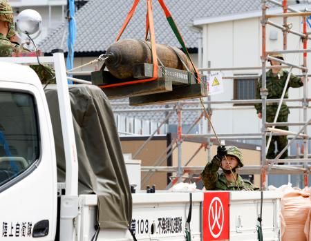 　工事現場から回収される不発弾＝１９日午後、名古屋市東区