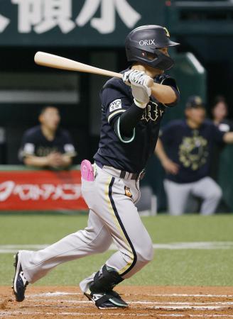 ９回オリックス１死二塁、西川が中前に決勝打を放つ＝みずほペイペイドーム