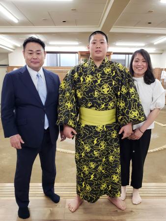 　雷部屋への入門を発表した垣添玄空。左は父で師匠の雷親方。右は母の栄美さん＝１９日、東京都墨田区の雷部屋