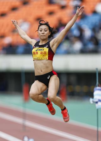 女子走り幅跳び　６メートル３７で優勝した高良彩花＝神戸ユニバー記念競技場