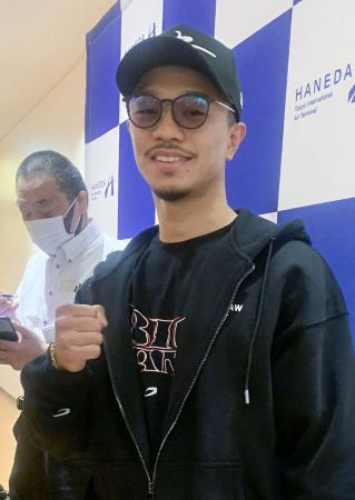米国合宿から帰国した中谷潤人＝１９日、羽田空港