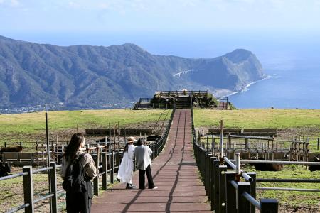 八丈富士の中腹にある牧場からの眺め＝東京都八丈町