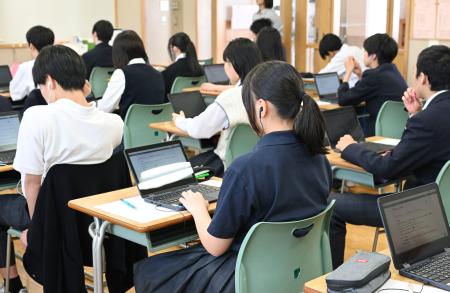 全国学力テストで英語の調査に臨む生徒＝２０日午前、東京都内（代表撮影）