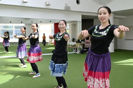 今夏の初舞台に向け指導を受ける新人フラガール＝２０日午前、福島県いわき市