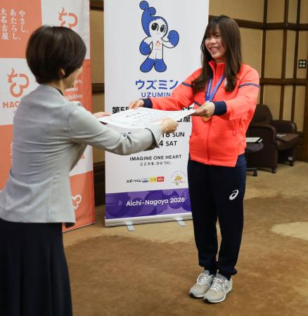　名古屋市の杉野みどり副市長（左）から「名古屋市スポーツ栄誉賞」の表彰状を受け取る、スノーボード女子の深田茉莉選手＝２０日午後、名古屋市役所