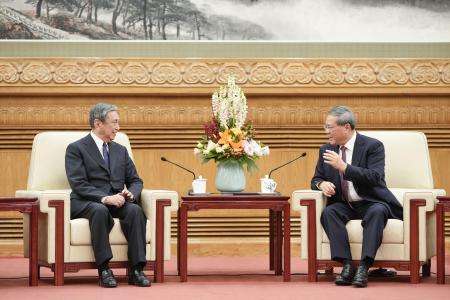 中国の李強首相（右）と会談する河野洋平元衆院議長＝２０２５年６月、北京の人民大会堂（共同）