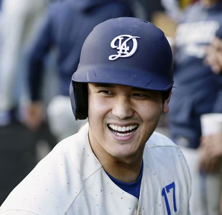 試合中にベンチで笑顔を見せるドジャースの大谷翔平選手＝２０２６年４月１１日、ロサンゼルス（共同）