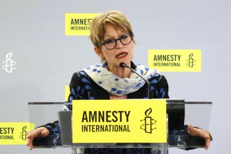 ２０日、ロンドンで記者会見するアムネスティ・インターナショナルのカラマール事務総長（共同）