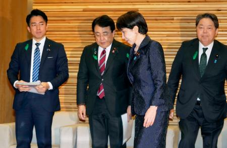 閣議に臨む高市首相（右から２人目）ら。左端は小泉防衛相＝２１日午前、首相官邸