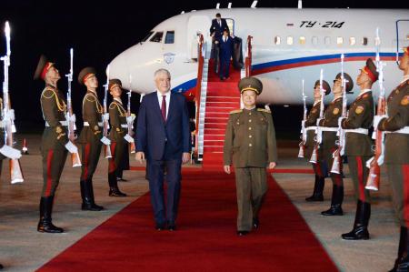 平壌国際空港に到着したロシアのコロコリツェフ内相（中央左）。右隣は北朝鮮の方頭燮社会安全相＝２０日（共同）