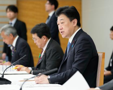 循環経済に関する関係閣僚会議であいさつする木原官房長官（右）＝２１日午前、首相官邸