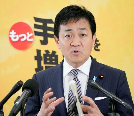 記者会見する国民民主党の玉木代表＝２１日午前、国会