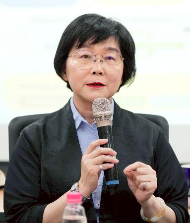 　取材に応じる漢翔航空工業の荘秀美社長＝２１日、台中市（共同）