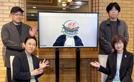 第４４回向田邦子賞を受賞し、リモートで発表会見に出席した此元和津也さん（中央の画面）と選考委員＝２１日午後、東京都千代田区