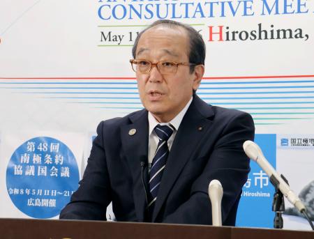 記者会見する広島市の松井一実市長＝２１日、広島市役所