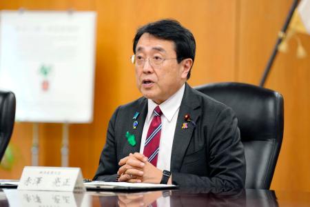 　東京都小笠原村の渋谷正昭村長と面会する赤沢経産相＝２１日午後、経産省