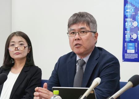 記者会見する長崎大核兵器廃絶研究センターの河合公明教授（右）＝２１日午後、長崎市