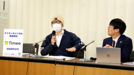 　提訴後に記者会見する原告の男性（左）と代理人弁護士＝２１日午後、東京都内