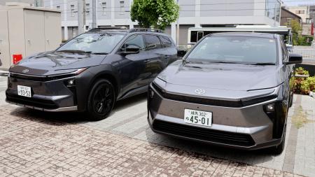 　トヨタ自動車の電気自動車「ｂＺ４Ｘ」（右）と「ｂＺ４Ｘツーリング」