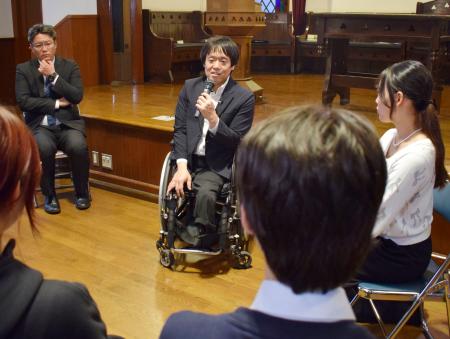 講演後、学生と話す林浩輝さん＝２１日午後、京都市上京区の同志社大