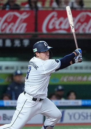 １回西武無死一、三塁、渡部が右前に先制打を放つ＝ベルーナドーム