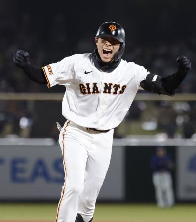 ７回、逆転２点打を放ちガッツポーズする巨人・平山＝長野