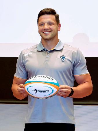 引退の記者会見で笑顔を見せるラグビー元日本代表のピーター・ラブスカフニ＝２１日、東京都内