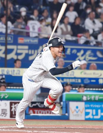 ６回ロッテ２死一、二塁、西川が右翼線に２点二塁打を放つ＝ＺＯＺＯマリン