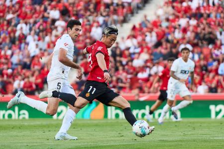 後半途中まで出場したマジョルカの浅野拓磨（右）＝２１日（ゲッティ＝共同）