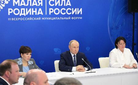 ２１日、ロシアのモスクワ州で開かれた地方自治体の代表者との会合で発言するプーチン大統領（中央）（ロシア大統領府提供・共同）
