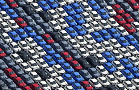 横浜港で船積みを待つ自動車＝２０２５年９月