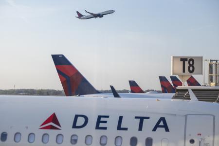 ３月、米南部ジョージア州の空港のデルタ航空機（ゲッティ＝共同）