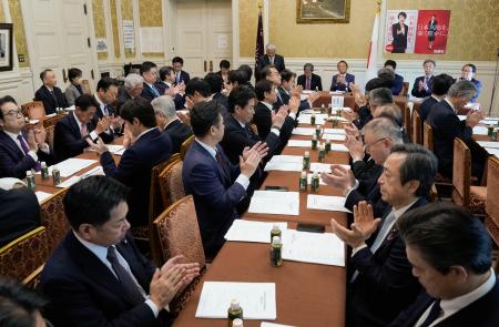 自民党の参院議員が参加する「憲法改正実現議員連盟」の設立総会＝２２日午前、国会