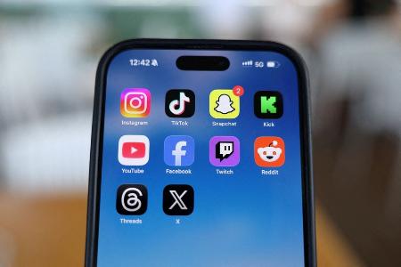 主なＳＮＳのアプリが表示されたスマートフォン＝２０２５年１２月（ロイター＝共同）