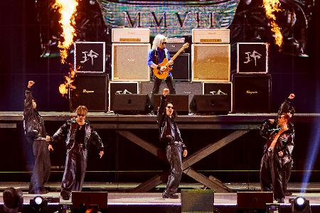 　東京ドームのステージでパフォーマンスする松本孝弘とＥＸＩＬＥ