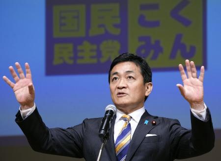 ５日の党大会終了後、記者会見する国民民主党の玉木代表＝東京都内
