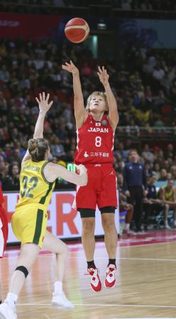２０２２年にオーストラリアで開催されたバスケット女子Ｗ杯。オーストラリア戦で３点シュートを決める日本の高田＝シドニー（共同）