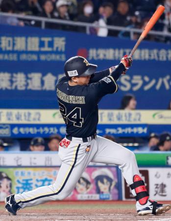 ５回オリックス無死一、三塁、紅林が左中間に勝ち越し３ランを放つ＝ＺＯＺＯマリン