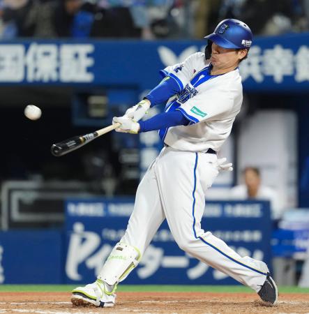 ３回ＤｅＮＡ無死、佐野が右越えに本塁打を放つ＝横浜