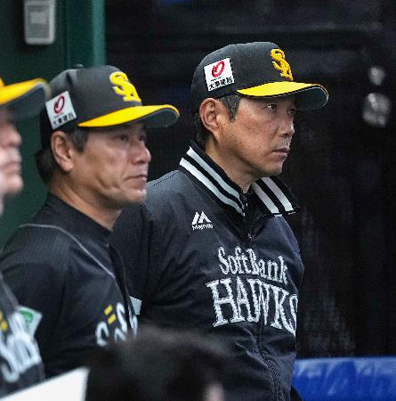 ６回、厳しい表情で試合を見つめるソフトバンク・小久保監督（右）＝ベルーナドーム