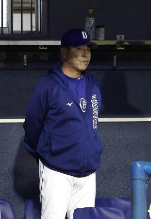 　９回、厳しい表情で試合を見守る中日・井上監督＝上毛敷島