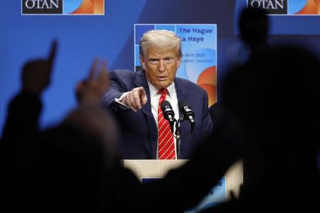 昨年６月、オランダ・ハーグで開かれたＮＡＴＯ首脳会議の記者会見で質問を受けるトランプ米大統領（ゲッティ＝共同）