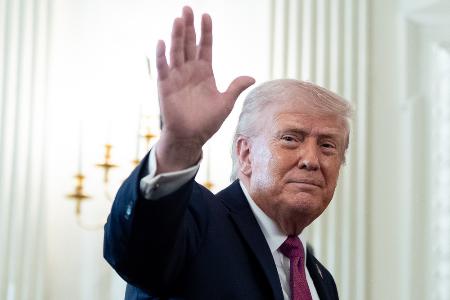 手を振るトランプ米大統領＝２１日、ワシントンのホワイトハウス（ＡＰ＝共同）