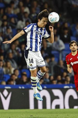 　ヘタフェ戦でヘディングするレアル・ソシエダードの久保＝サンセバスチャン（共同）