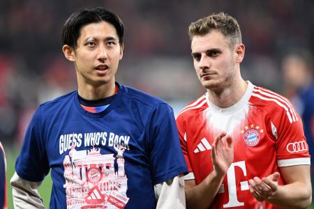 　レーバークーゼン戦で勝利しチームメートと喜ぶバイエルン・ミュンヘンの伊藤（左）。出場機会はなかった＝レーバークーゼン（共同）