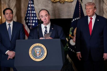 米フロリダ州で、トランプ大統領による戦艦計画発表後に話すフィラン海軍長官（中央）＝２０２５年１２月（ロイター＝共同）