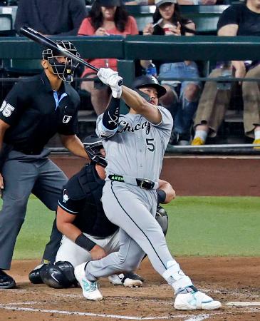 米大リーグ、ダイヤモンドバックス戦の７回、５試合連続本塁打となる１０号２ランを放つホワイトソックス・村上宗隆。日本勢歴代最速の２４試合目でシーズン１０号に到達した＝２２日、フェニックス（共同）